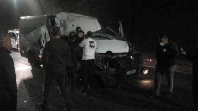 Tüneldeki kazada hurdaya dönen araçtan sağ kurtuldu