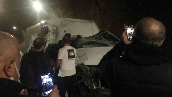 Tüneldeki kazada hurdaya dönen araçtan sağ kurtuldu