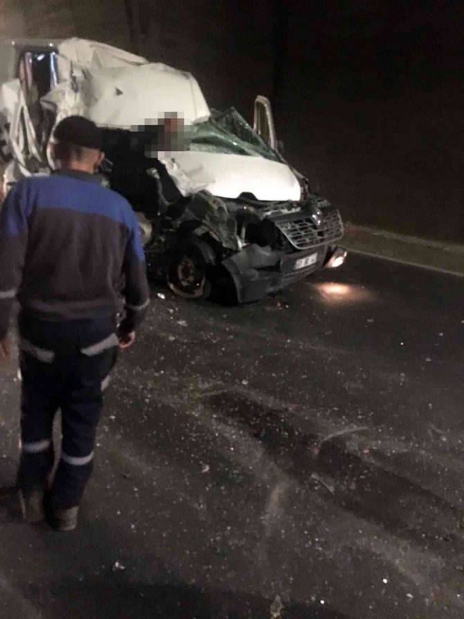 Tüneldeki kazada hurdaya dönen araçtan sağ kurtuldu