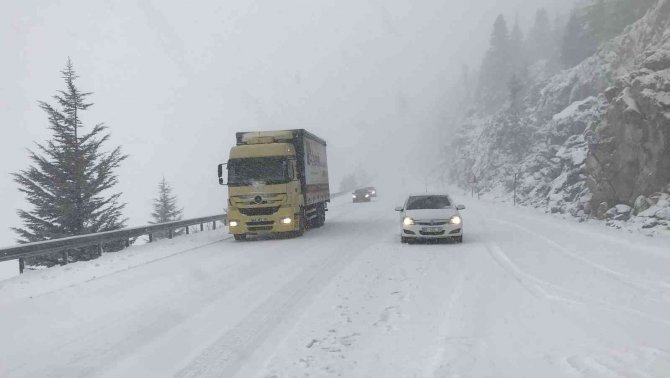 Antalya -Konya karayolunda kar kalınlığı 1 metreyi geçti