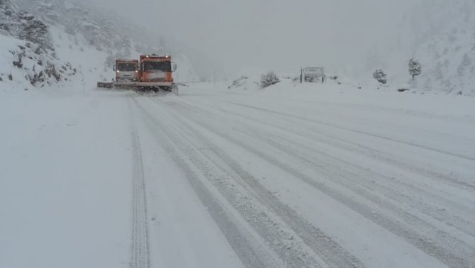 Antalya -Konya karayolunda kar kalınlığı 1 metreyi geçti
