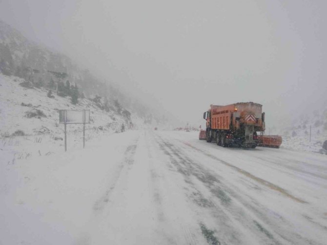 Antalya -Konya karayolunda kar kalınlığı 1 metreyi geçti