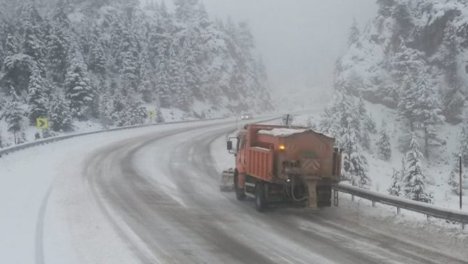 Antalya -Konya karayolunda kar kalınlığı 1 metreyi geçti