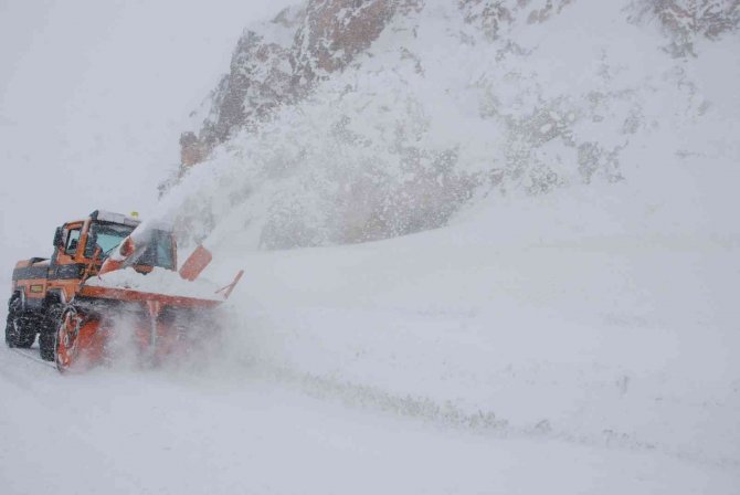 Antalya -Konya karayolunda kar kalınlığı 1 metreyi geçti