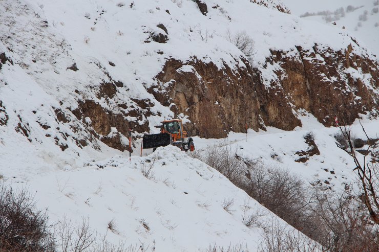 Bingöl'de çığ düşmesiyle kapanan yol, 3 saatte ulaşıma açıldı