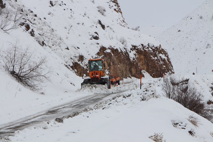 Bingöl'de çığ düşmesiyle kapanan yol, 3 saatte ulaşıma açıldı
