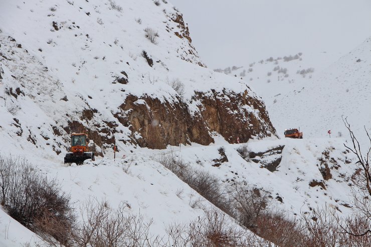 Bingöl'de çığ düşmesiyle kapanan yol, 3 saatte ulaşıma açıldı