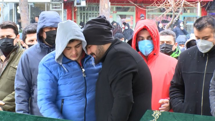 Bolu'daki trafik kazasında ölen aile üyeleri İstanbul'da toprağa verildi  