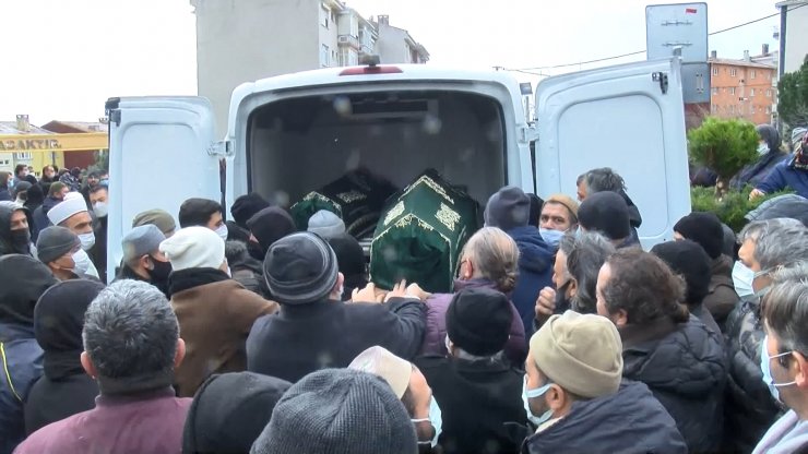 Bolu'daki trafik kazasında ölen aile üyeleri İstanbul'da toprağa verildi  