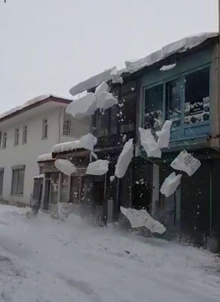 Çatıda biriken kar kütlesi caddeye düştü