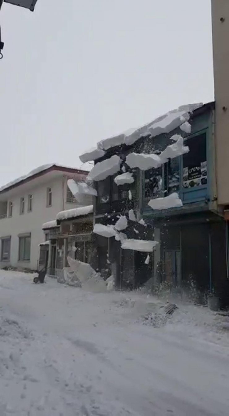 Çatıda biriken kar kütlesi caddeye düştü