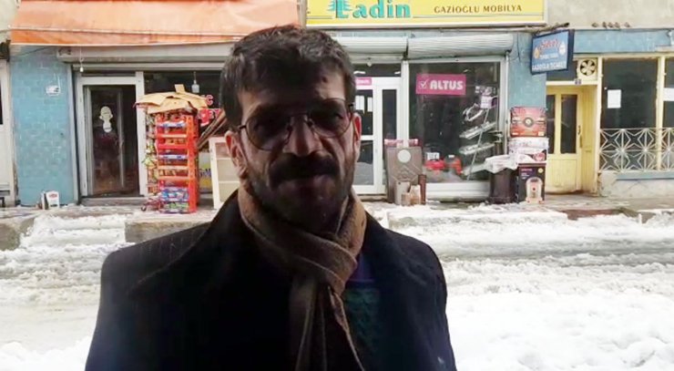 Çatıda biriken kar kütlesi caddeye düştü