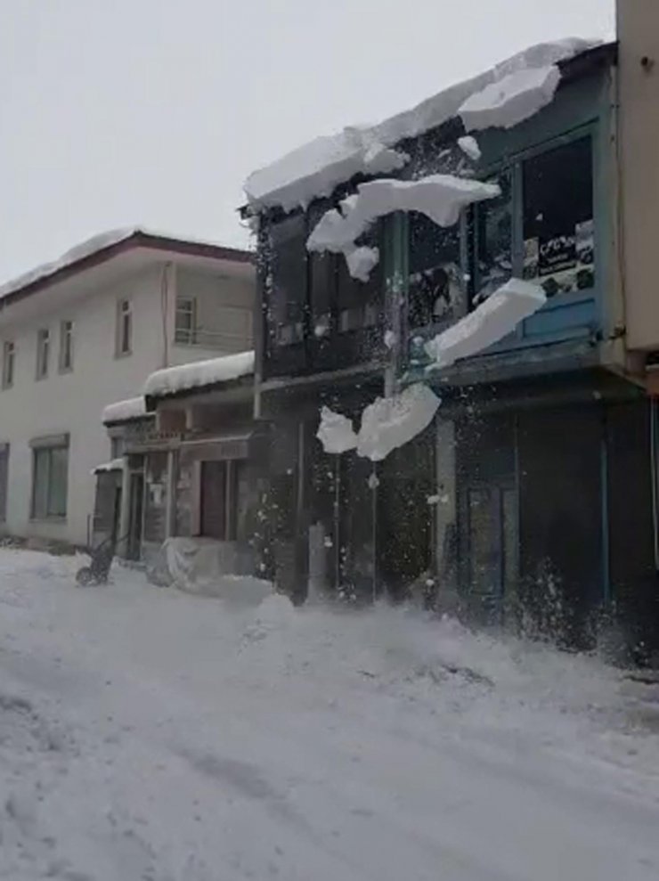 Çatıda biriken kar kütlesi caddeye düştü