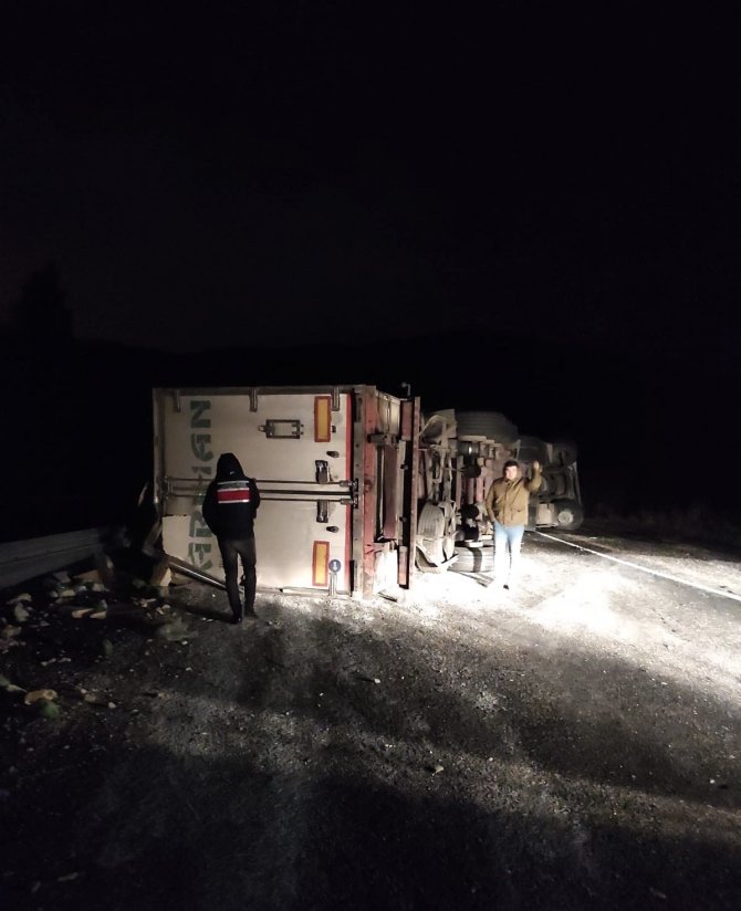Elazığ’da tır yan yattı: 1 yaralı