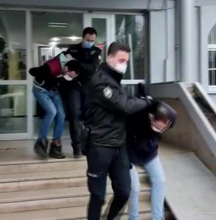 Evden hırsızlık yapan ikizler yakalandı