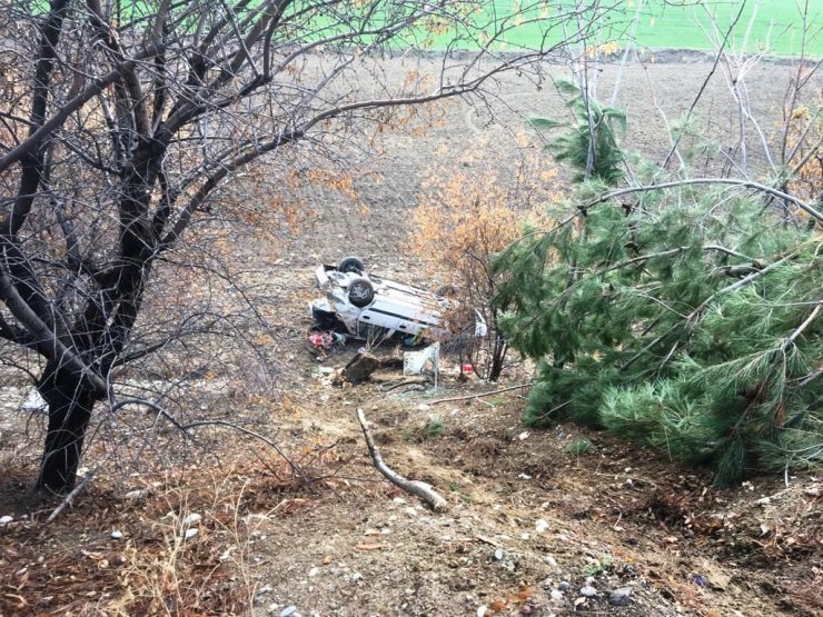 Hafif ticari araç, tarlaya devrildi: 4 yaralı