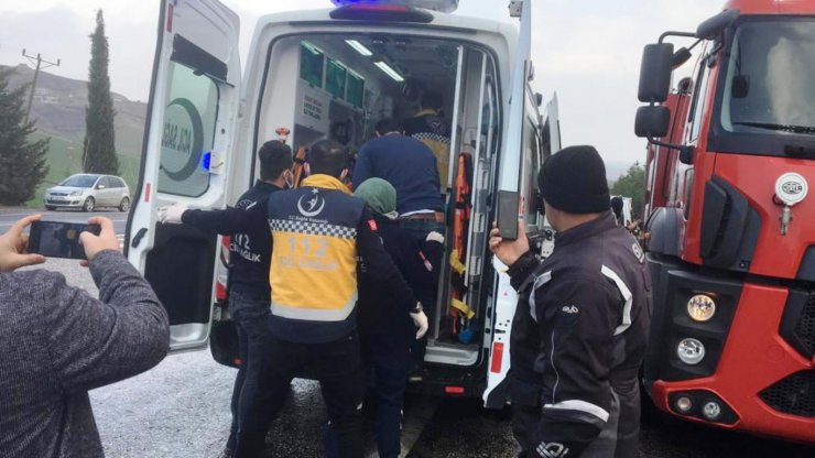 Hafif ticari araç, tarlaya devrildi: 4 yaralı