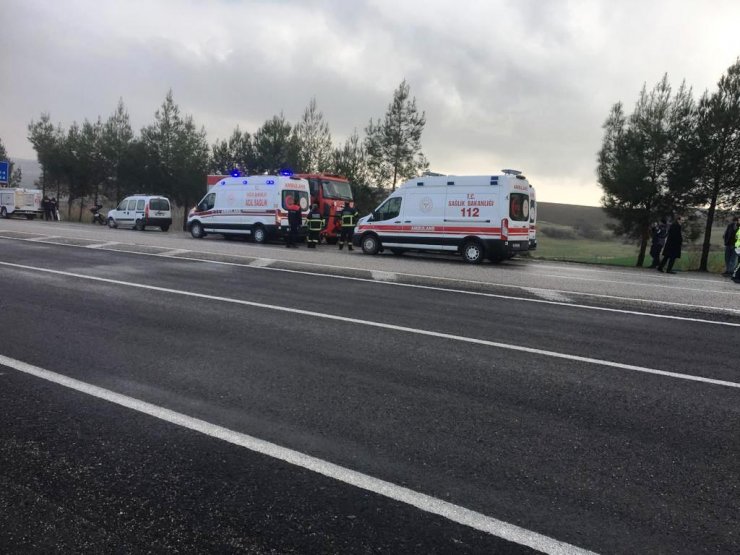 Hafif ticari araç, tarlaya devrildi: 4 yaralı