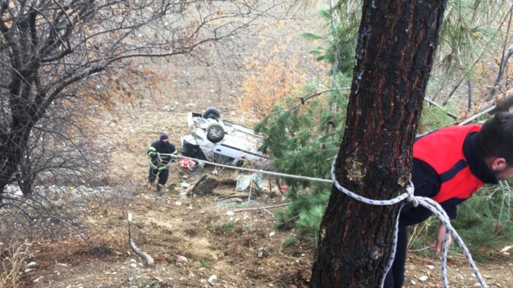 Hafif ticari araç, tarlaya devrildi: 4 yaralı