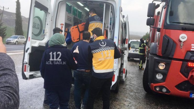 Hafif ticari araç, tarlaya devrildi: 4 yaralı