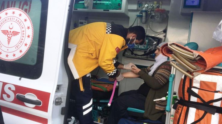 Hafif ticari araç, tarlaya devrildi: 4 yaralı