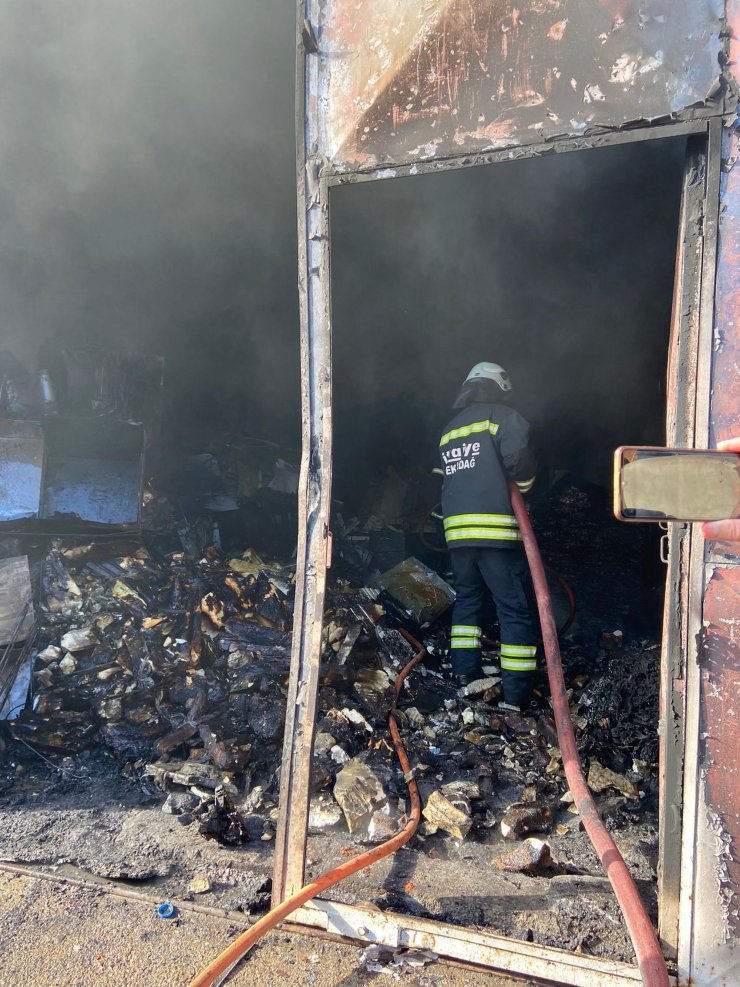 Hurda deposunda çıkan yangında 2 kişi dumandan etkilendi