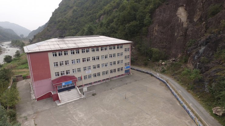 Kaya tehdidi altındaki okulda yamaçlar, çelik ağlarla örülüyor