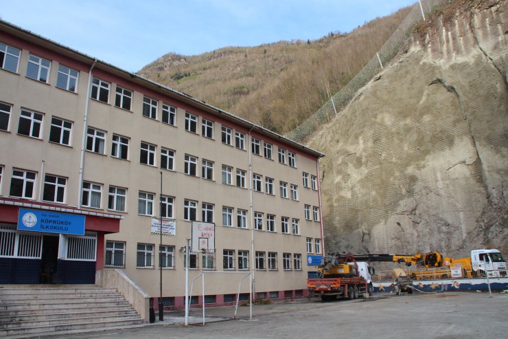 Kaya tehdidi altındaki okulda yamaçlar, çelik ağlarla örülüyor