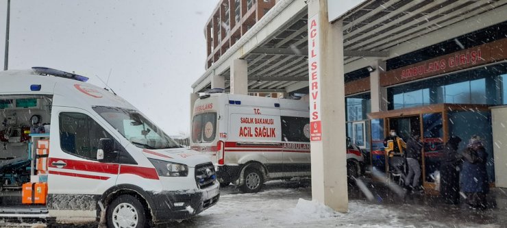 Konya'da buzlanan yolda yolcu minibüsü devrildi: 11 yaralı