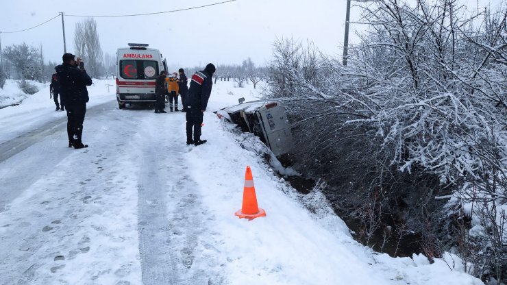 Konya'da buzlanan yolda yolcu minibüsü devrildi: 11 yaralı