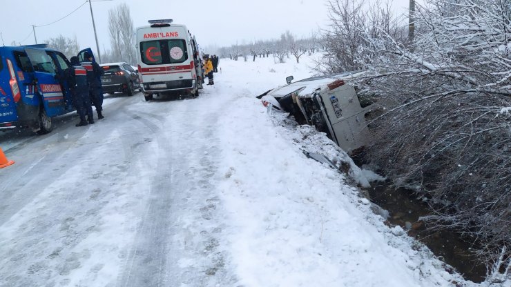 Konya'da buzlanan yolda yolcu minibüsü devrildi: 11 yaralı