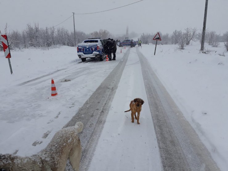 Konya'da buzlanan yolda yolcu minibüsü devrildi: 11 yaralı