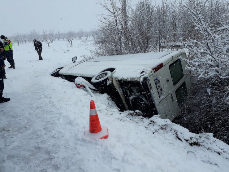 Konya'da buzlanan yolda yolcu minibüsü devrildi: 11 yaralı