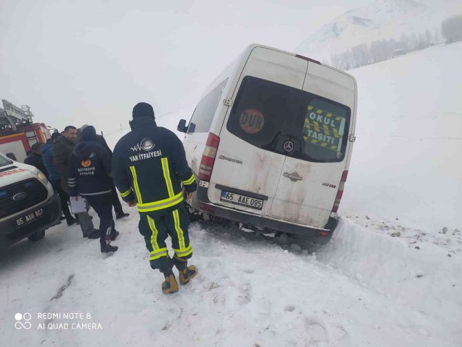 Minibüs kontrolden çıktı: 1 yaralı