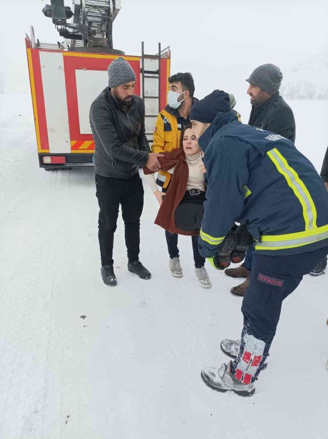 Minibüs kontrolden çıktı: 1 yaralı