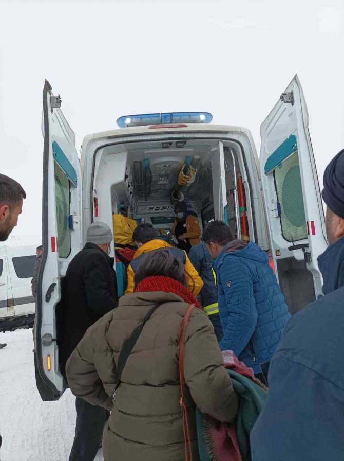 Minibüs kontrolden çıktı: 1 yaralı