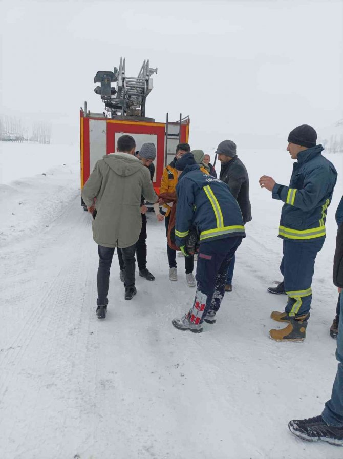 Minibüs kontrolden çıktı: 1 yaralı