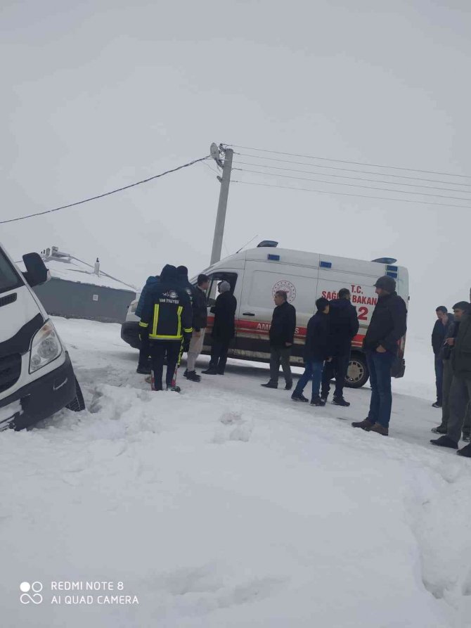 Minibüs kontrolden çıktı: 1 yaralı