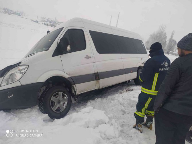 Minibüs kontrolden çıktı: 1 yaralı