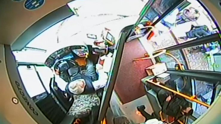 Otobüs kartının bakiyesi yetersiz çıkınca yangın tüpünü çalıp kaçtı