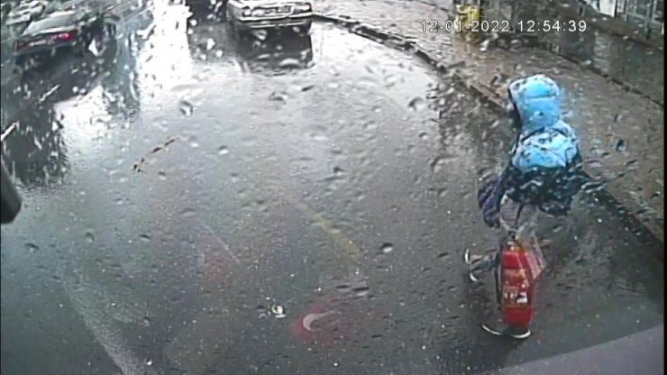 Otobüs kartının bakiyesi yetersiz çıkınca yangın tüpünü çalıp kaçtı