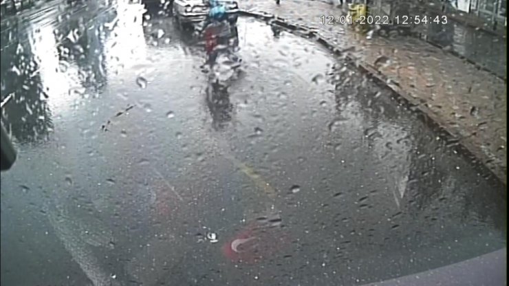 Otobüs kartının bakiyesi yetersiz çıkınca yangın tüpünü çalıp kaçtı