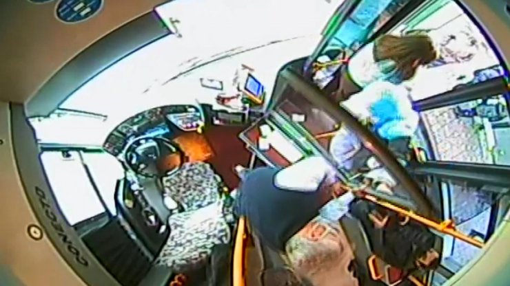 Otobüs kartının bakiyesi yetersiz çıkınca yangın tüpünü çalıp kaçtı