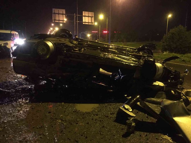 Refüje çarpan otomobil sürücüsü hayatını kaybetti