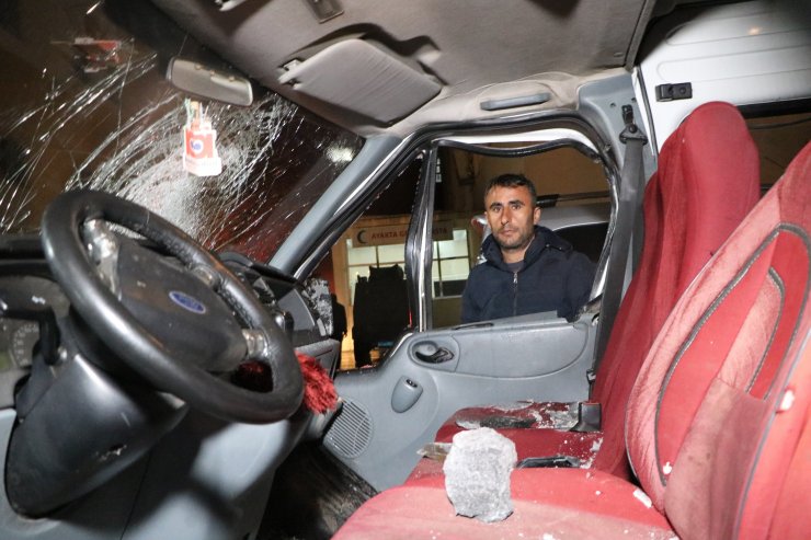 Seyir halindeki minibüsün üzerine dağdan kopan kaya parçaları düştü