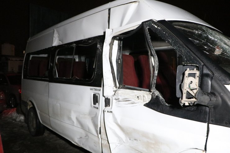 Seyir halindeki minibüsün üzerine dağdan kopan kaya parçaları düştü