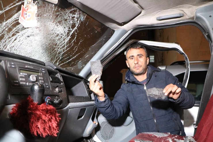 Seyir halindeki minibüsün üzerine dağdan kopan kaya parçaları düştü