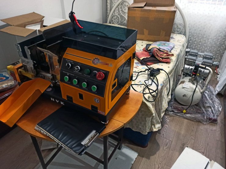 Sigara imalathanesine çevrilen 3 eve baskın