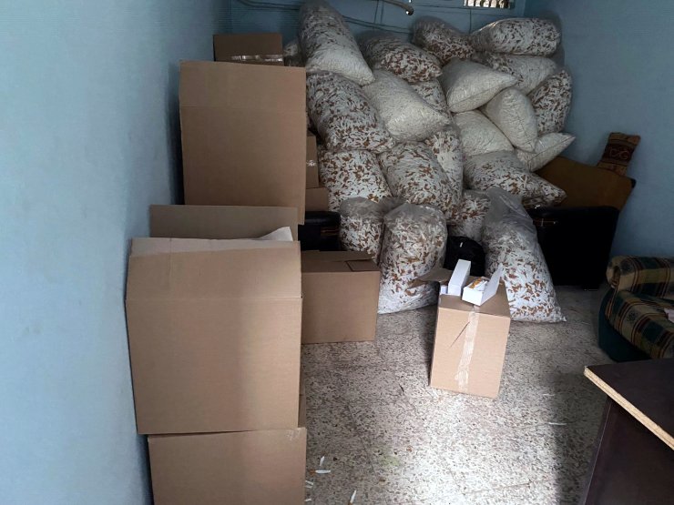 Sigara imalathanesine çevrilen 3 eve baskın