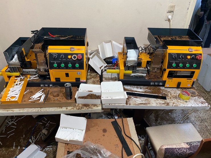 Sigara imalathanesine çevrilen 3 eve baskın